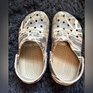 Kids real tree camo crocs